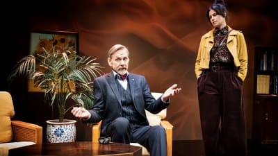 Asko Sarkola och Cecilia Paul i Pappan på Svenska Teatern.