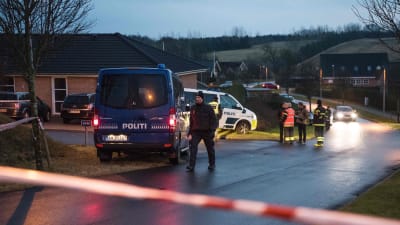 Sex personer hittades döda i ett bostadshus i Danmark. Polisen utanför huset.