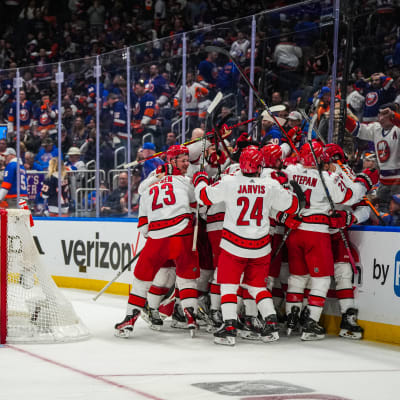 Carolina Hurricanes juhlii jatkopaikkaa.