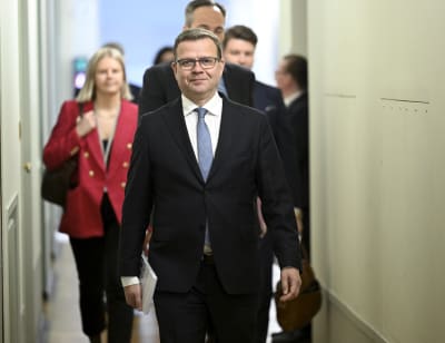 Petteri Orpo går i riksdagen.
