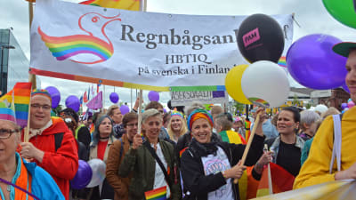 Regnbågsankans flagga på Helsinki Pride. 