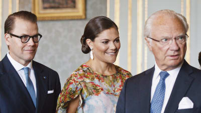 Prins Daniel, kronprinsessan Victoria och kung Carl Gustaf på slottet