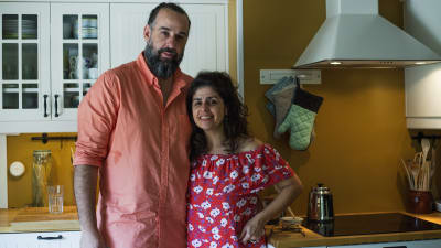 Maria Vivas och Sven Fernandez håller om varandra hemma i sitt kök.