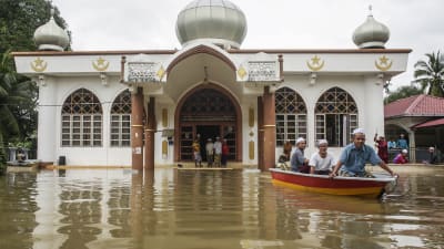 Översvämningarna har också drabbat de nordligaste provinserna i Thailands grannland Malaysia