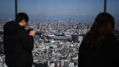 Människor ser ut över Tokyos nya olympiastadion från ett utsiktstorn den 30.11.2019. 
