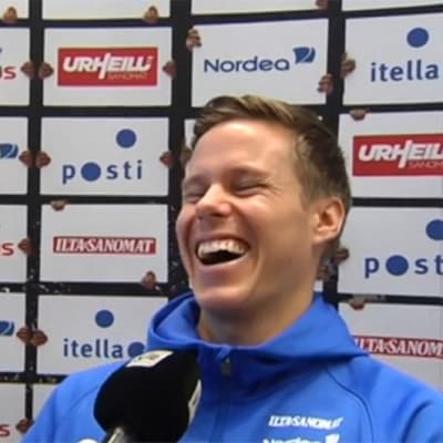 Niklas Moisander nauraa haastattelussa.