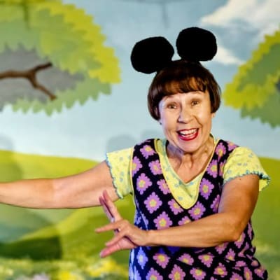 Kuvassa Mirja Turkkila-Glad pukeutuneena hiireksi