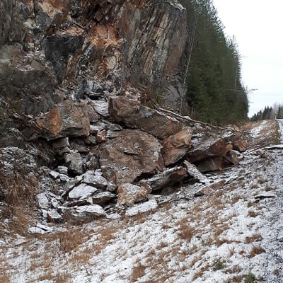 Kallioleikkauksen sortumien vuoksi valtatie 9:lle Mehtiöjärven kohdalle asetetaan alennettu nopeusrajoitus.