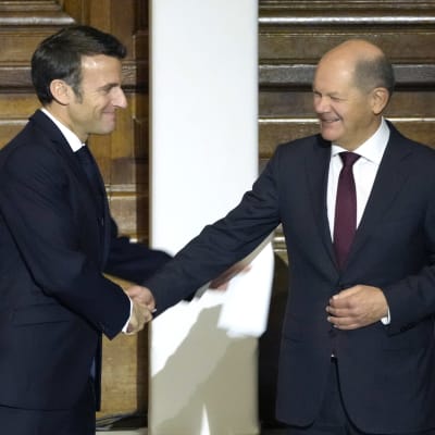 Frankrikes president Emmanuel Macron och Tysklands förbundskansler Olaf Scholz på Sorbonneuniversitetet i Paris på söndagen, i samband med en ceremoni för att fira Elysée-fördraget.