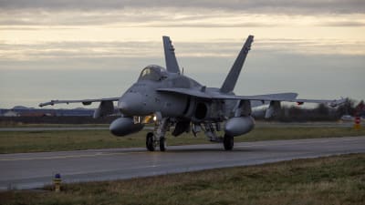 F-18 Hornet -hävittäjälentokoneita Örlandin lentotukikohdassa Norjassa.