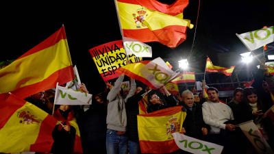 Anhängare till ytterhögern Vox utanför partiets högkvarter under valnatten 10.11.2019 i Madrid.