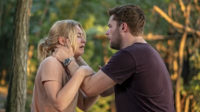 Dani (Florence Pugh) gråter och Christian (Jack Reynor) försöker hålla om henne. 