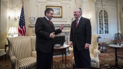 USA:s nya utrikesminister Rex Tillerson (th) träffade sin tyske kollega Sigmar Gabriel under sin första dag på utrikesministeriet