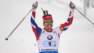 Emil Hegle Svendsen firar den norska stafettsegern i VM i Oslo 2016.