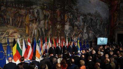 Jean-Claude Juncker, Antonio Tajani, Paolo Gentiloni, Donald Tusk och Joseph Muscat står inför de andra EU-ledarna i Capitolium i Rom. Ledarna firar 60 år sedan Romfördraget undertecknades.