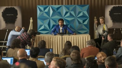 Jack (Himesh Patel) håller en presskonferens. 