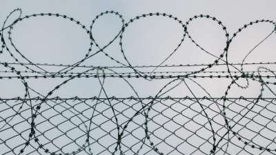 Taggtråd på ett fängelsestängsel.