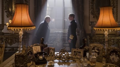 Winston Churchill (Gary Oldman) bugar inför kung George VI (Ben Mendelsohn).
