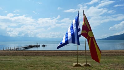 Greklands och Makedoniens flaggor.
