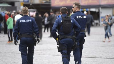 Poliser patrullerar i Åbo. 