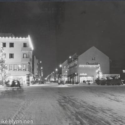 1960-luvun mustavalkoinen postikortti Kajaanin Raatihuoneentorilta.
