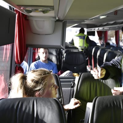 Poliisi katsoo naisen henkilöllisyystodistusta junassa Ruotsin ja Tanskan rajalla.