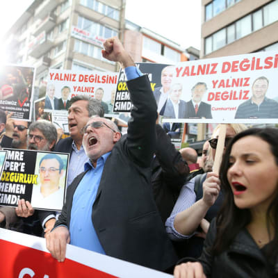 Lehdistön vapautta vaativia mielenosoittajia Turkissa.
