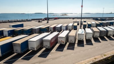 Kontainrar på en plan i Hangö hamn.