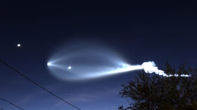 Falcon 9-raketen lyser upp himlen i södra Kalifornien.