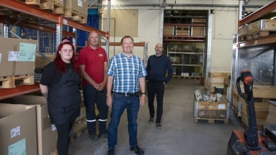 Fyra personer i ett lager