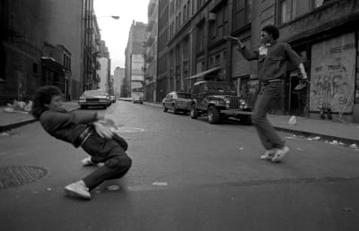 Kaksi miestä tanssii breakdancea amerikkalaisella kadulla.
