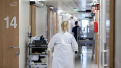Sjukskötare i korridor