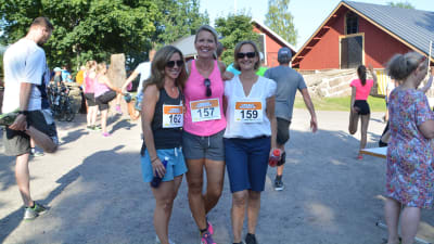 Camilla Paulsson, Micku Gallen och Lotta Pakarinen deltar på ett löpevenemang
