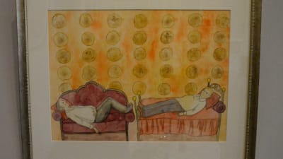 Akvarell av två män på varsin soffa.