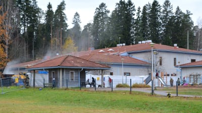 Barn och vuxna ute medan skolan rivs ner.