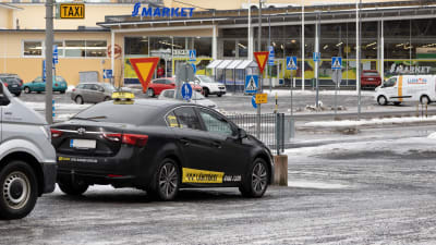 Företaget Lähitaksis taxibil.