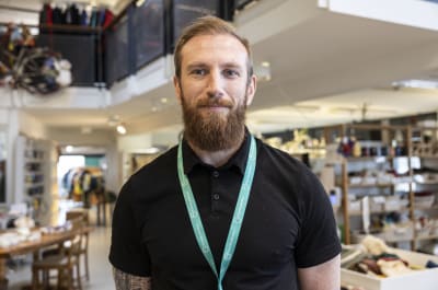 Porträtt av Tony Antus med återvinningscentralens affär i bakgrunden.