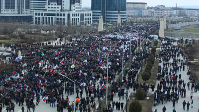 Aktivister demonstrerar den 22.1 i Groznyi, Tjetjenien för att visa sitt stöd till Putin.