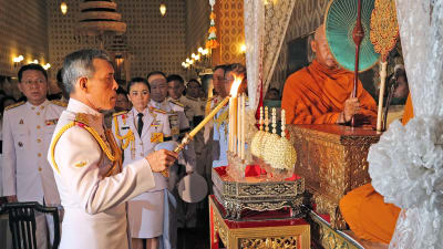Kronprins Maha Vajiralongkorn tänder ljus vid en religiös ceremoni efter kung Bhumibols död