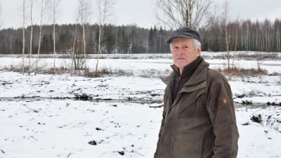 En man framför ett vinterlandskap