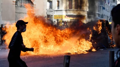 Brinnande sopor i Marseille på torsdagen, i samband med gymnasieelevers protester. 