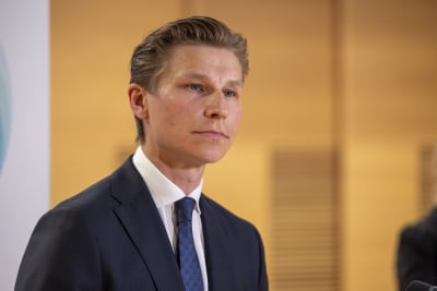 Puolustusministeri Antti Häkkänen puolilähikuvassa.