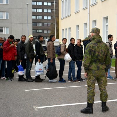 Turvapaikanhakijat jonottavat pääsyä Tornion järjestelykeskuksessa.