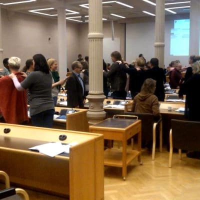 Oulun kaupunginvaltuston vuoden 2013 ensimmäisessä kokouksessa pidettiin taukojummahetki kesken pitkien puheiden.