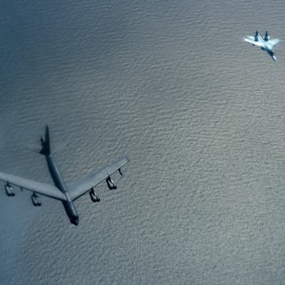 B-52 ja Su-27 lentokoneet
