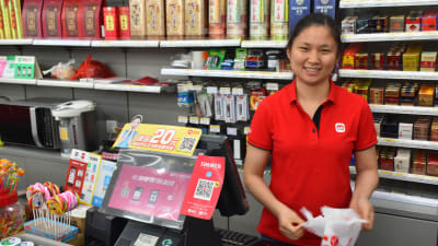 En kinesiska i en affär i Shenzhen