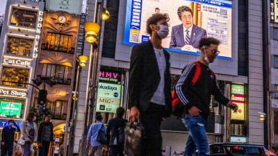 Japan har inte drabbats av coronaviruset så allvarligt som många andra länder, men landet är redan i recession och utsikterna ser dystra ut inför årets slut.