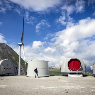 År 2016 byggdes Europas största vindpark i Valais, Schweiz. Möllornas blad är 45 meter långa och väger 11 ton.