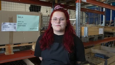 Kvinna med rött hår i fabrik