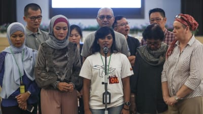 Offrens anhöriga höll en frustrerad presskonferens efter att ha fått ta del av rapporten i Kuala Lumpur